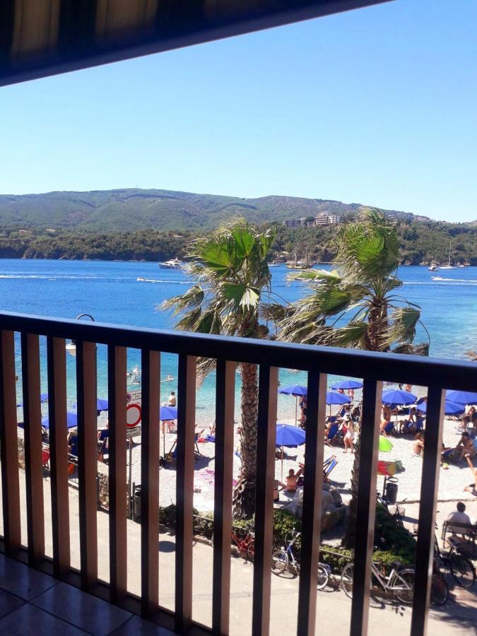 La Pianotta Sulla Spiaggia Porto Azzurro Buitenkant foto